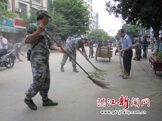 军民一起打扫卫生