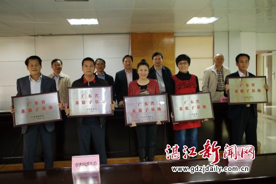 10市农业局局长罗辉等与荣获广东省菜篮子基地的五家企业代表合影
