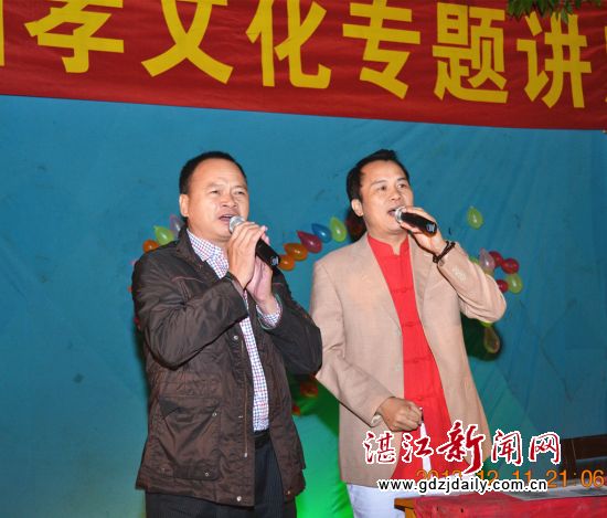 宋乃裕主编与雷州市第一中学校长郑保书高歌一曲(潘海其 摄)