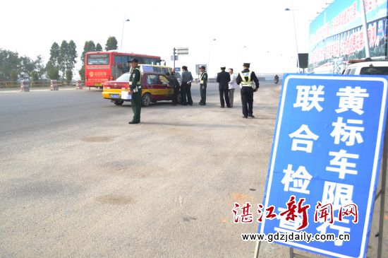 市交警、环保两部门对黄标车限行联合检查