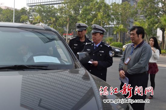 市交警支队、市环保局有关领导亲临执法现场检查督导。