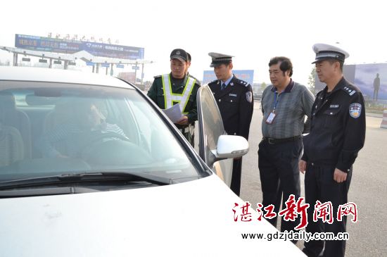 市交警支队、市环保局有关领导带队加强法律法规宣传教育工作。