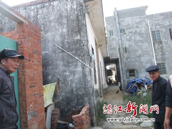 两座违章房屋显得格外引人注目,3米宽的巷道被占用了1米多,标檐部分与北面的房屋几乎浑然一体。