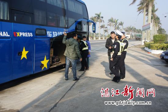 该市交警检查过往的客运车辆