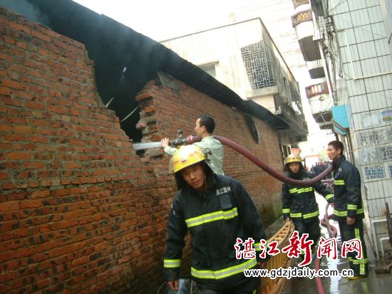 奋勇扑救