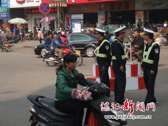 十字路口十分繁忙,适时街遇规劝也是好方法