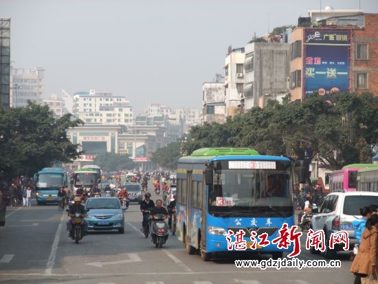 西湖大道三轮摩托车未见上路,道路通畅了许多
