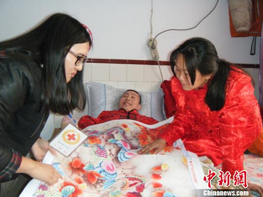 图为唐山红十字会的工作人员教颜淑英绣十字绣。　胡向明　摄src="http://y2.ifengimg.com/cmpp/2014/01/24/18/898fa95f-ee2a-47b1-9e2a-13d787371179.JPG"