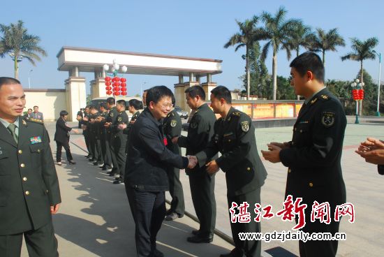 雷州慰问团受到部队官兵的热烈欢迎。梁国良摄。