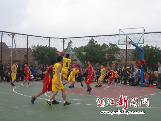 球赛在激烈进行中