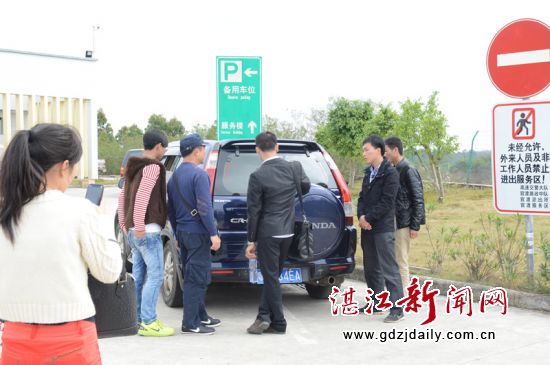 事故双方在服务区协商私了处理。