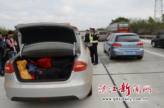 在茂湛高速公路官渡段,发生一起追尾交通事故,执勤民警第一时间赶到现场。