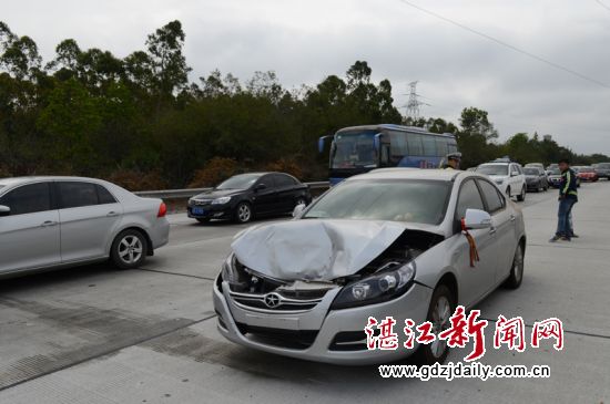 引导事故车辆自行离开现场,开车到官渡服务区接受处理。