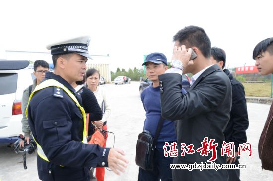 民警在服务区与双方进行事故调解。