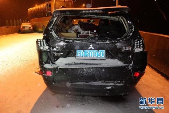 大雪引车祸致高速中断 数百人隧道内打地铺过夜