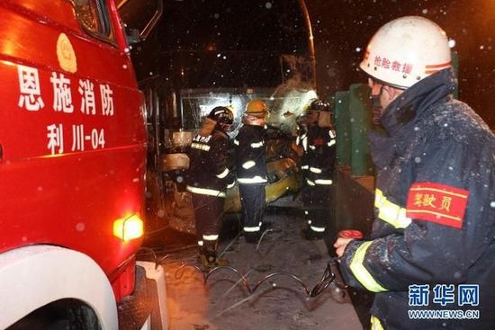 大雪引车祸致高速中断 数百人隧道内打地铺过夜