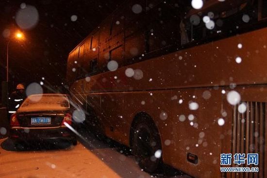 大雪引车祸致高速中断 数百人隧道内打地铺过夜