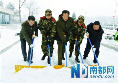 ↑2月7日，宁夏官员出现在扫雪现场，推铲位置引发“不出力”质疑(圈处)。 宁夏日报图片