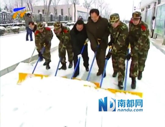 另一角度的画面显示，官员曾变换其所持推铲的位置，位于战士的推铲后(圈处)。 宁夏电视台视频截图