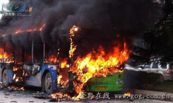 贵阳一公交车起火 司机称车上50多人仅10多人逃生