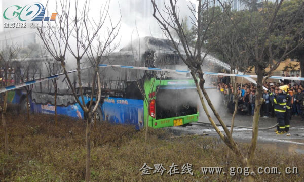 贵阳一公交车起火 司机称车上50多人仅10多人逃生
