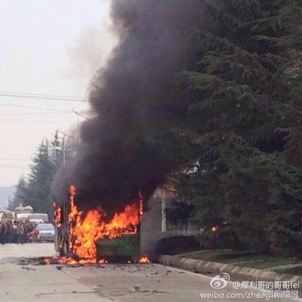 贵阳一公交车起火 司机称车上50多人仅10多人逃生