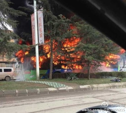 贵阳一公交车起火 司机称车上50多人仅10多人逃生