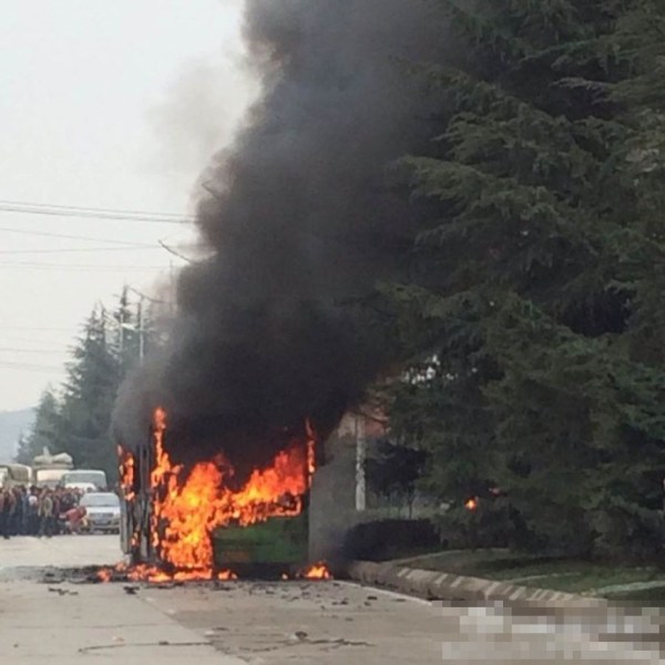 贵阳一公交车起火 司机称车上50多人仅10多人逃生