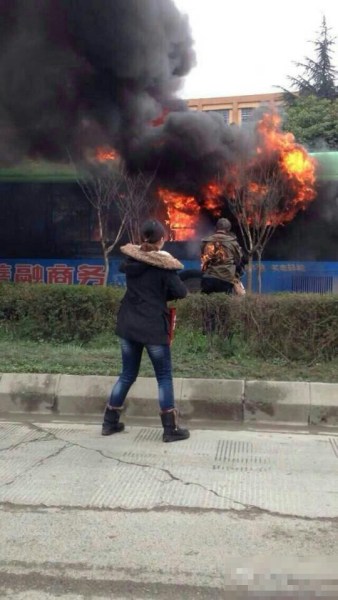 贵阳一公交车起火 司机称车上50多人仅10多人逃生