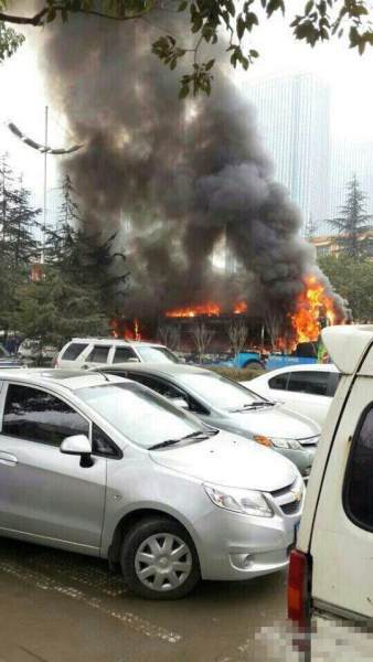 贵阳一公交车起火 司机称车上50多人仅10多人逃生