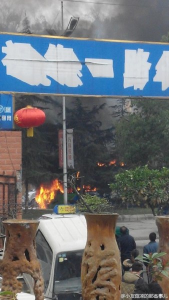 贵阳一公交车起火 司机称车上50多人仅10多人逃生