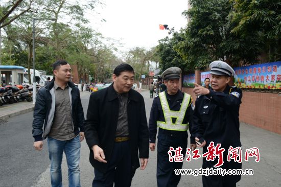 林德邦政委来到市中心人民医院路段实地查看周边交通环境。