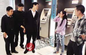 　　■民警赶到现场，将男子带回了派出所。