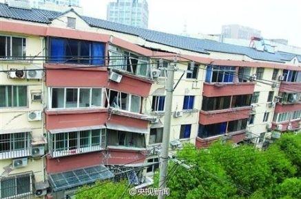 江苏常熟25年居民楼坍塌 30户居民毫发无损