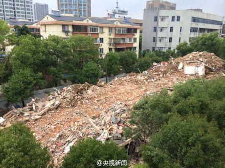 江苏常熟25年居民楼坍塌 30户居民毫发无损