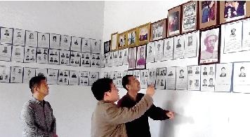 丁声堂在丁氏祠堂讲解丁氏名人