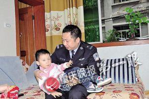 母亲吸毒强戒父亲贩毒被抓 15名民警凑费照顾4岁娃