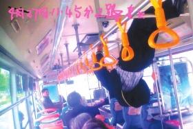 男子公交车内“倒挂金钩” 询问少男是否恋爱(图)