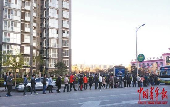 清晨6点，燕郊814路总站已经排起长队。