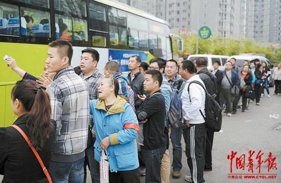 清晨6点，燕郊814路总站已经排起长队。