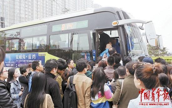 清晨6点，燕郊814路总站已经排起长队。