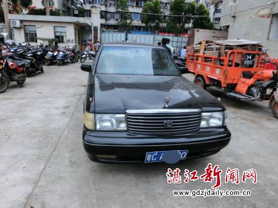 民警依法对驾驶员离开驾驶室、随意乱停且多次交通违法未处理小车暂扣回大队处理