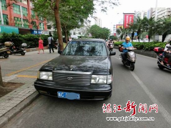 车牌为粤CA0×××皇冠小车停在市十二小路段的摩托车专用道上