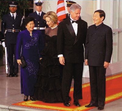 1999年,时任国务院总理朱镕基访美,夫人劳安随行。克林顿夫妇在白宫举行晚宴。