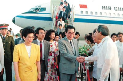 1990年12月,时任国务院总理李鹏和夫人朱琳及其一行对菲律宾进行了正式友好访问。