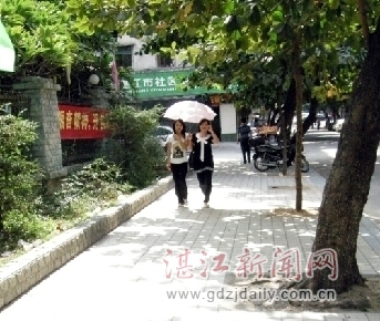 图为改造后的光复路人行道。
