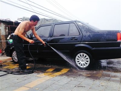 前日，昌平區(qū)立水橋附近，一洗車店工人正在用地下水洗車。新京報(bào)記者 李寧 攝