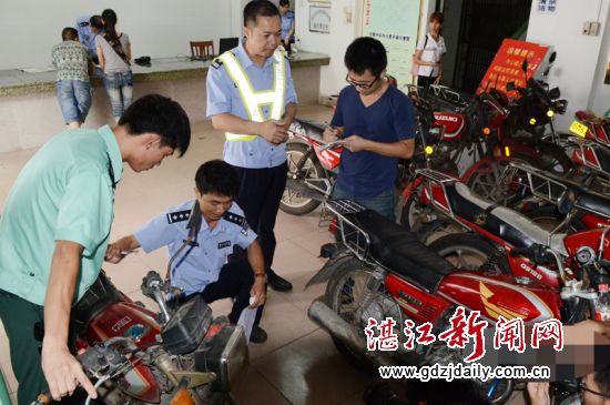 交警霞山大队刘有宽教导员组织民警对“磨码”非法营运摩托车核查。