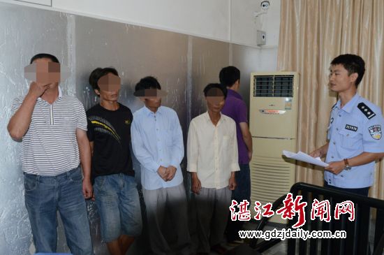 办案民警陆华光对无证驾驶人员进行核查。