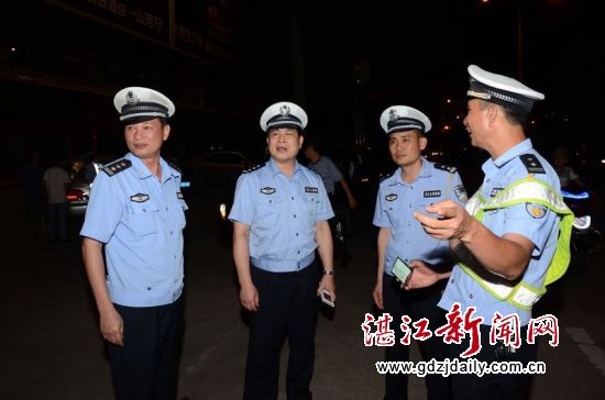 吴小明支队长、杨东光副支队长来到卡点现场指导酒后驾驶查缉工作。